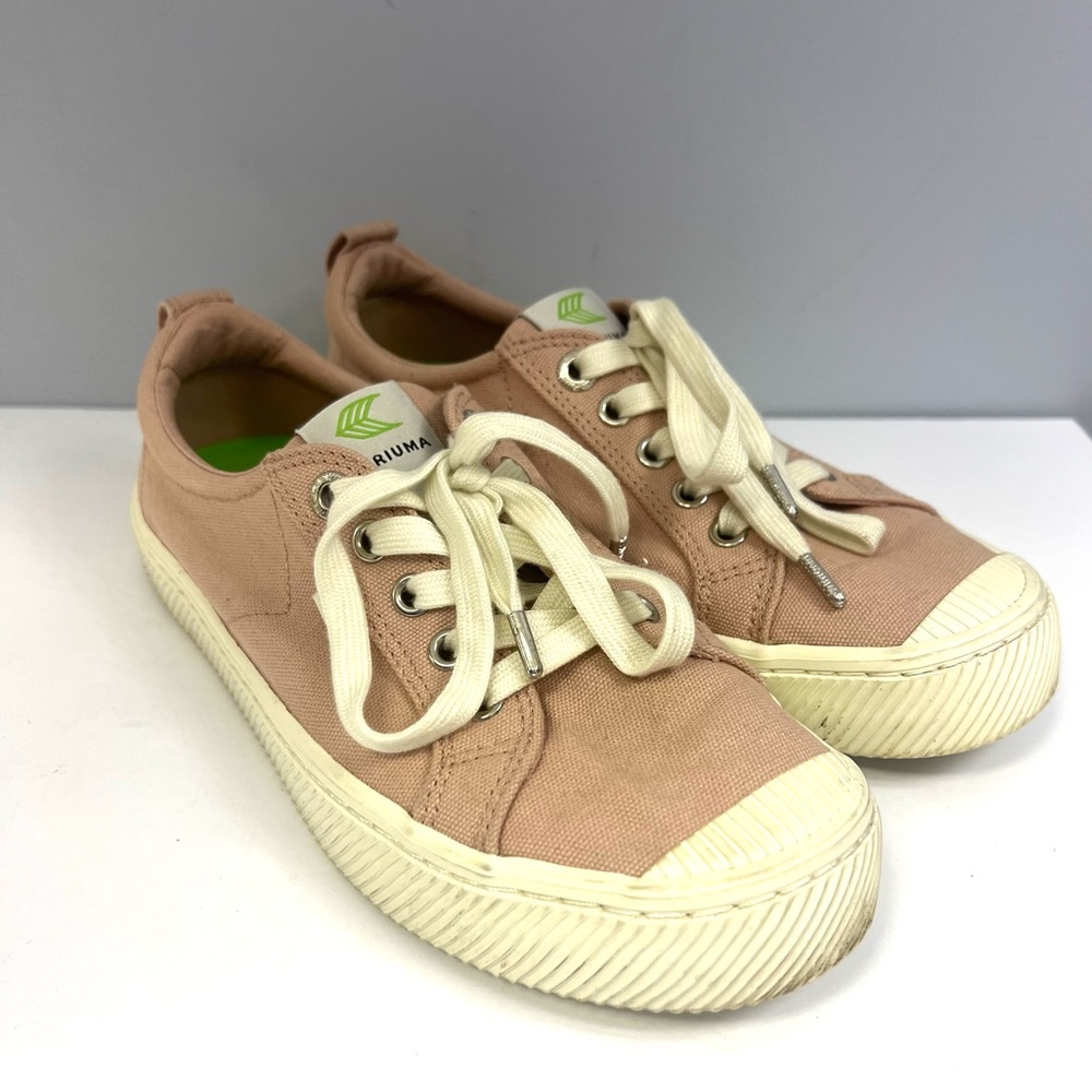 Cariuma- Rose Canvas Shoes-Womens Shoes- Size:8, Pre-owned good condition